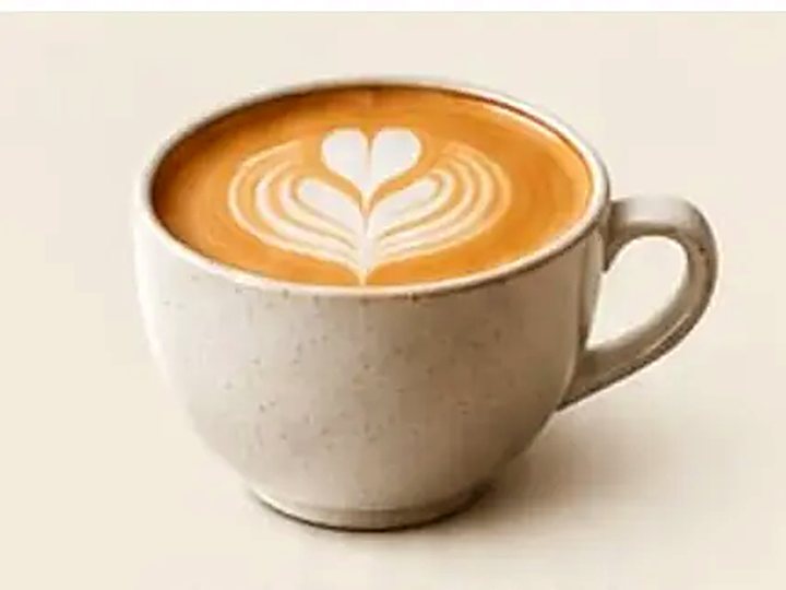Un flat white con arte latte en forma de corazón