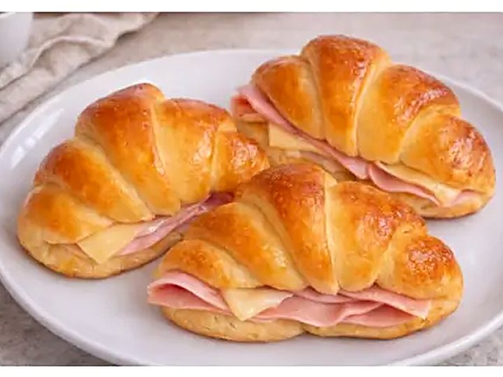 Medialunas de jamón y queso
